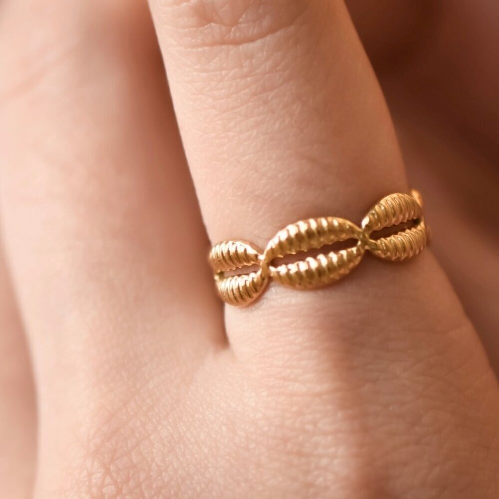 18K GOLD COWRIE SHELL RING - Picture 2 of 2